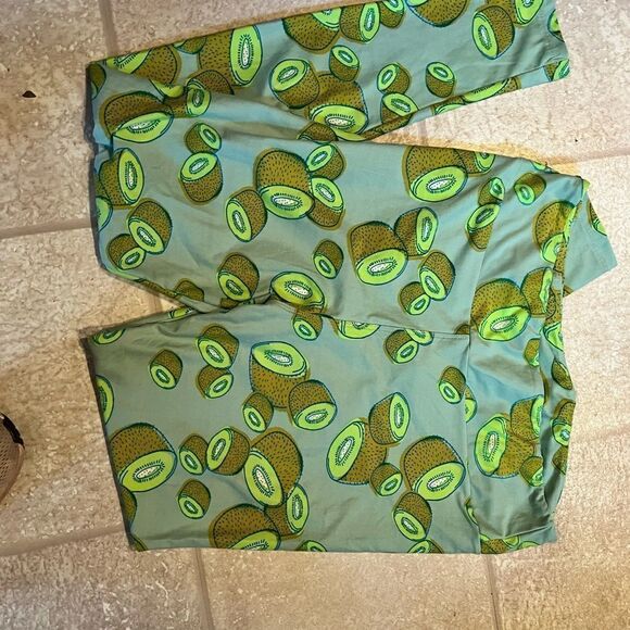 LuLaRoe tall & curvy women’s kiwi leggings! - Picture 2 of 3